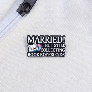 Détail de la broche en émail avec citation Married Still Collecting Book Boyfriends sur toile