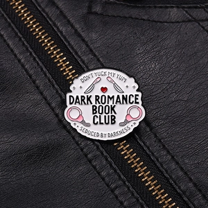 Makroaufnahme von Dark Romance Book Club Emaille-Anstecker mit Dolch und Herz