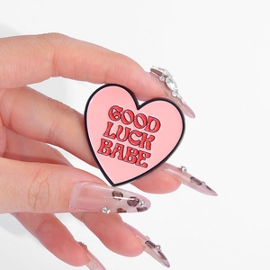Épingle en émail rose en forme de cœur avec texte Good Luck Babe style rétro