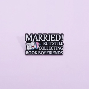 Pin's en émail avec texte Married but still collecting book boyfriends sur fond lilas doux