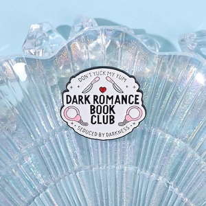 Detailansicht der Dark Romance Book Club Emaille-Anstecknadel mit Handschellen und Dolch