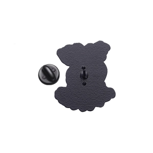 Vue détaillée du dos d'un pin's en émail noir avec texture sablée et fermoir en caoutchouc