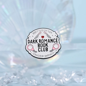 Dark Romance Book Club Emaille-Pin mit Dolchen und Handschellen im Gothic-Stil
