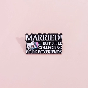 Broche livre créative en émail noir avec cœur et citation pour les amateurs de lecture