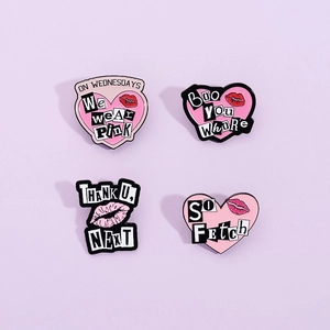 Lot de pins en émail rose en forme de cœur avec citations Mean Girls et Ariana Grande