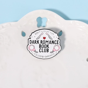 Detail der Dark Romance Book Club Emaille-Anstecknadel mit Handschellen und Dolch