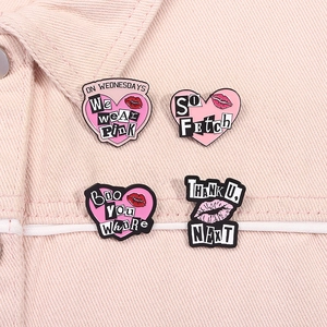 Lot de quatre pin's en émail Mean Girls avec slogans roses sur fond de veste en jean