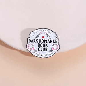 Dark Romance Book Club Emaille Pin Rundes Abzeichen Handschellen Dolch Herz Muster Legierung Brosche Rucksack Kleidung Deko
