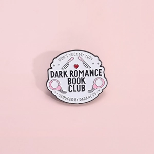 Dunkle Romantik Buchclub Emaille-Pin mit Handschellen und Dolch-Motiv auf rosa Grund