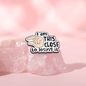 Spilla smaltata ironica I am THIS CLOSE to losing it su cristalli rosa decorativi