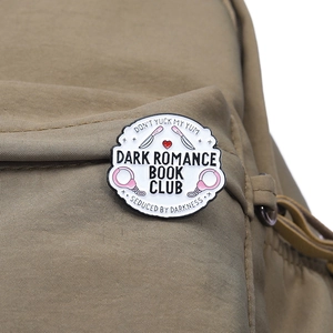 Runder Dark Romance Book Club Emaille-Pin mit rosa Handschellen und Dolch-Design