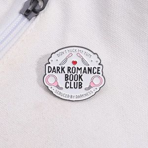 Makro-Detail der Dark Romance Book Club Emaille-Anstecknadel mit Handschellen auf Canvas