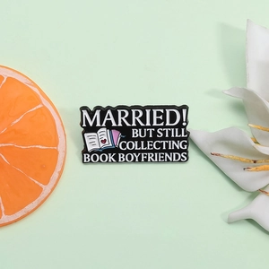 Married But Still Collecting Book Boyfriends Pin's émaillé Drôle Broche en Alliage Badge Amoureux des Livres pour Lecteurs Bijoux Cadeau