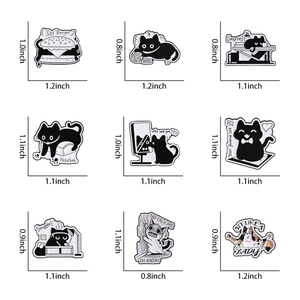 Vue macro détaillée de neuf pins en émail de chats de bande dessinée noirs en grille