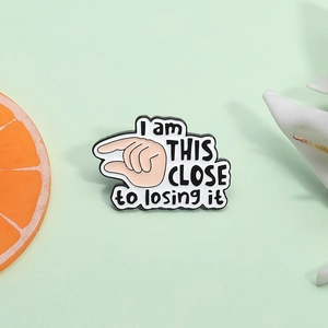 Spilla in smalto bianco a forma di mano con frase creativa I am THIS CLOSE to losing it