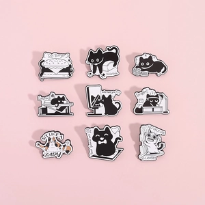 Lot de neuf pins originaux en émail représentant des chats noirs sur fond rose