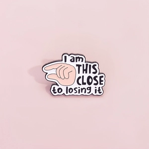 Spilla smaltata divertente con scritta 'I am THIS CLOSE to losing it' su rosa