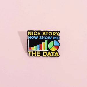 Spilla in smalto con grafici di dati colorati e testo Nice Story Show Me The Data