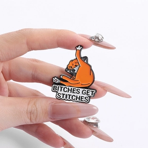 Detailansicht der Cartoon-Emaille-Anstecknadel Hund mit Bitches Get Stitches Spruch