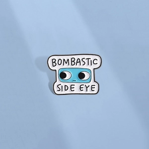 Spilla in smalto con design a occhio blu cartoon e testo Bombastic Side Eye