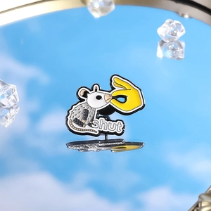 Détail du pin's émaillé opossum créatif avec texte shut sur une surface de miroir réfléchissant