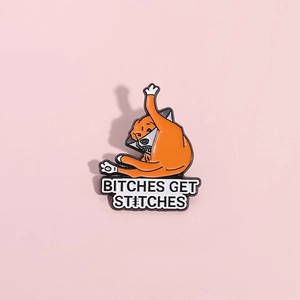 Lustige Emaille-Anstecknadel orange Katze mit Schutzkragen und Bitches Get Stitches Text