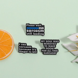 Drei minimalistische Emaille-Pins mit sarkastischen Sprüchen auf frischem grünem Grund