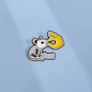 Épinglette en émail humoristique avec opossum blanc et texte shut sur fond bleu