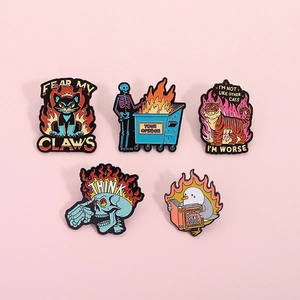 Buntes Emaille-Pins-Set mit Feuerkatzen und Comic-Schädeln auf rosa Hintergrund