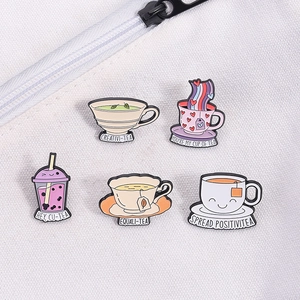Lot de 5 broches en émail créatives motifs thé et boba sur un sac en toile