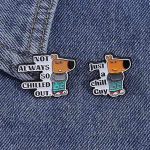 Dettaglio di due spille in smalto My Chill Guy con testo slogan su tessuto denim