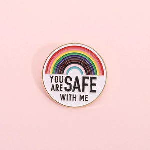 Pin's arc-en-ciel en émail avec texte You Are Safe With Me sur fond rose de soutien