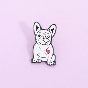 Spilla in smalto a forma di bulldog bianco con cuore rosa su sfondo viola pastello