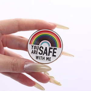 Épingle émaillée arc-en-ciel avec slogan You Are Safe With Me en alliage de zinc