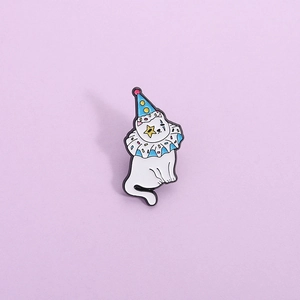 Broche Émaillée de Chat de Clown de Dessin Animé Créatif Badge de Chaton Blanc en Alliage pour Décoration de Fête Accessoires de Vêtements