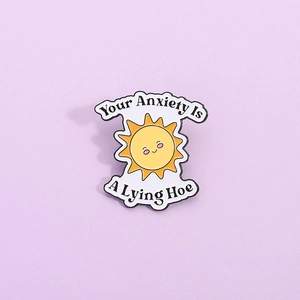 Pin de esmalte con sol y texto motivacional Your Anxiety Is A Lying Hoe