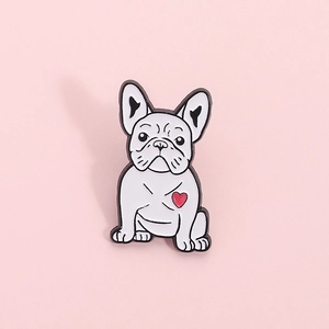 Spilla smaltata carina a forma di bulldog francese bianco con un piccolo cuore rosso