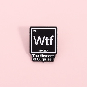 Broche créative en émail avec design d'élément chimique et slogan Element of Surprise