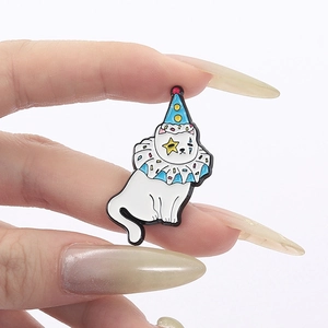 Broche en émail créative représentant un chat blanc avec chapeau de clown et collerette