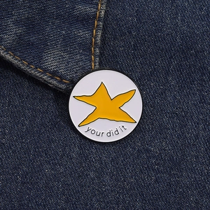 Gros plan d'un badge émaillé étoile avec texte Your Did It sur tissu en jean