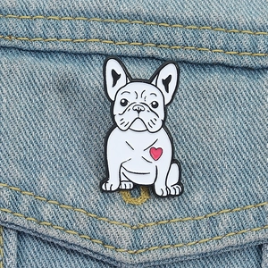 Spilla smaltata bulldog francese bianco con cuore rosso, distintivo creativo su tessuto denim