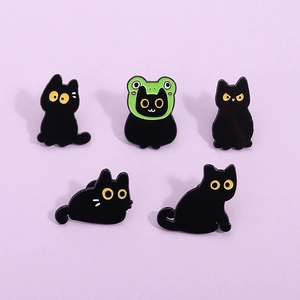 Simpatica Spilla in Smalto di Lega Serie Gatto Nero Distintivo Gatto con Copricapo da Rana Cartone Animato Gioielli Regalo
