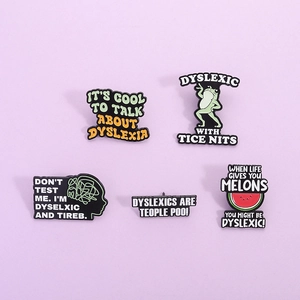 Divertente Spilla in Smalto di Lega Con Citazioni Sulla Dislessia Rana del Fumetto Anguria Distintivo Per Zaino Abbigliamento Regalo Creativo