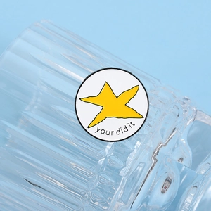 Insigne en émail avec étoile et texte 'You did it' sur fond bleu avec verre strié