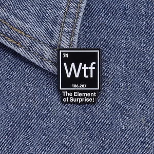 Vue rapprochée d'un badge en métal du tableau périodique sur une veste en jean