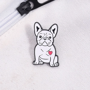 Spilla smaltata bulldog bianco con cuore rosso appuntata su borsa di tela bianca