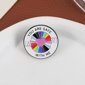 Regenbogen-Emaille-Pin mit Herz-Motiv und You Are Safe With Me Text für Inklusivität