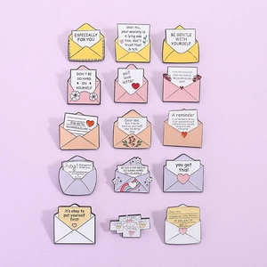 Lot de 15 pin's émaillés en forme d'enveloppe avec citations inspirantes et couleurs pastel