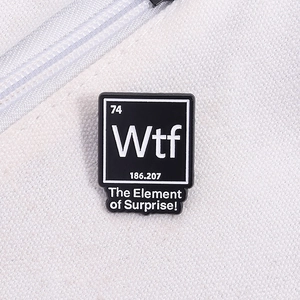Détail macro du pin's en émail élément chimique WTF sur un sac à dos en toile blanc