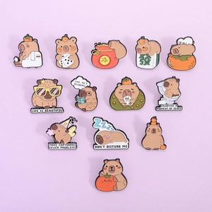 Lot de 13 broches Capybara en émail avec mahjong et scènes créatives sur fond lilas doux